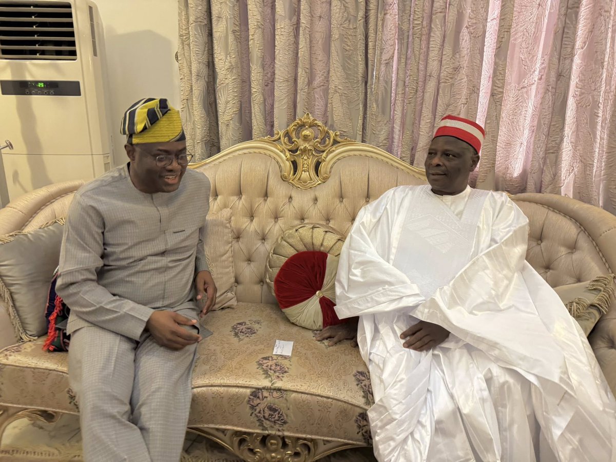 bbchausa's tweet photo. Jagoran NNPP, Rabiu Kwankwaso ya karɓi baƙuncin tsohon ɗan takarar shugaban ƙasa na jam'iyyar LP, Peter Obi da gwamnan Oyo, Seyi Makinde da Sanata Seriake Dickson yayin wani taron bikin sallah a gidansa na Kano.

Ƙarin bayani - https://t.co/xNZfDr6RcJ

📸 - Rabiu Musa Kwankwaso https://t.co/elYmgiIJX8