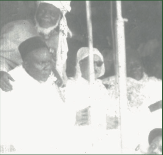 CoskasMbao's tweet photo. Serigne Babacar SY RTA en compagnie de Thierno Seydou Nourou TALL RTA, le représentant de la famille de Cheikh Ahmed Tidiane Cherif et Serigne Pape Malick SY RTA en bas https://t.co/J1GhG0zsGW