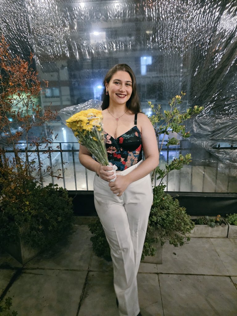 Hay globos en mi perfil y anoche recibí flores por primera vez en la vida 🥺