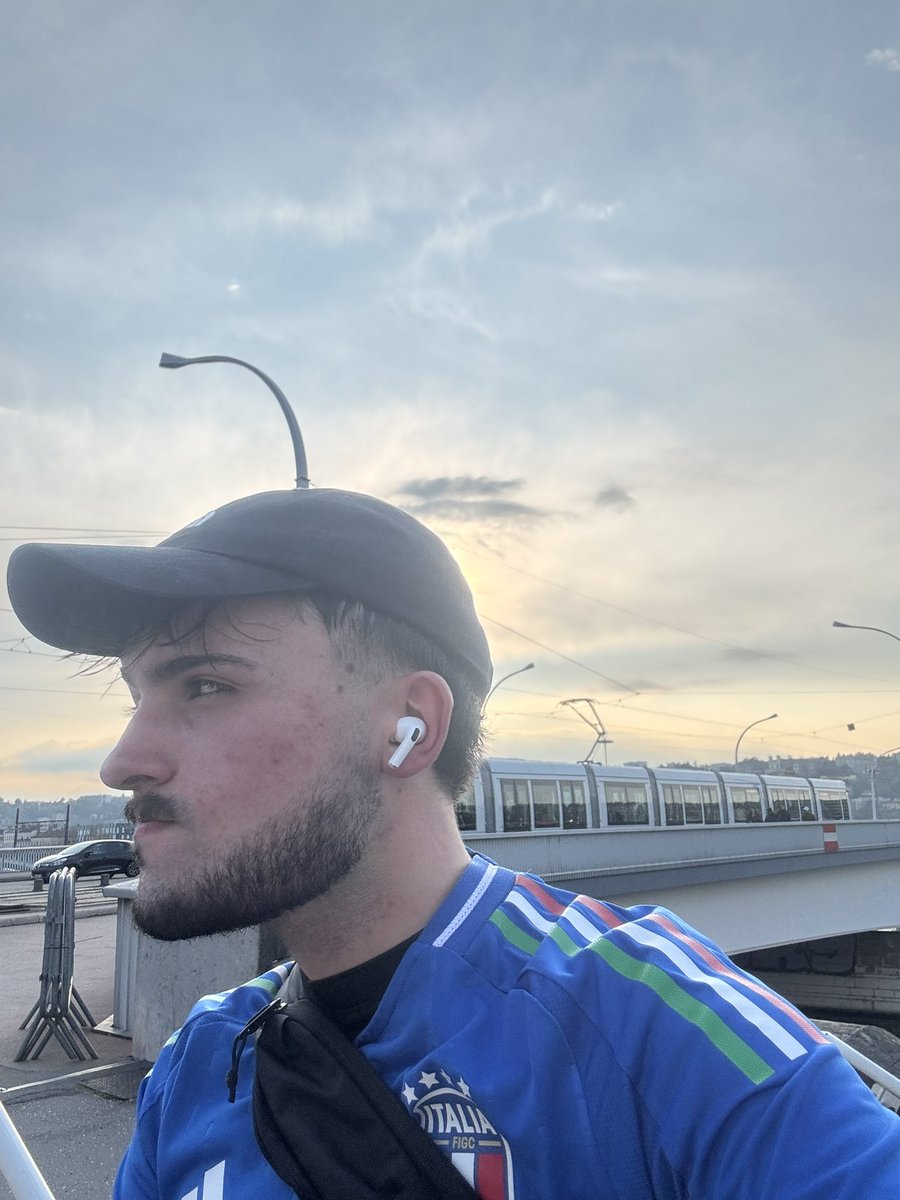 895 FauxParigo tweet media