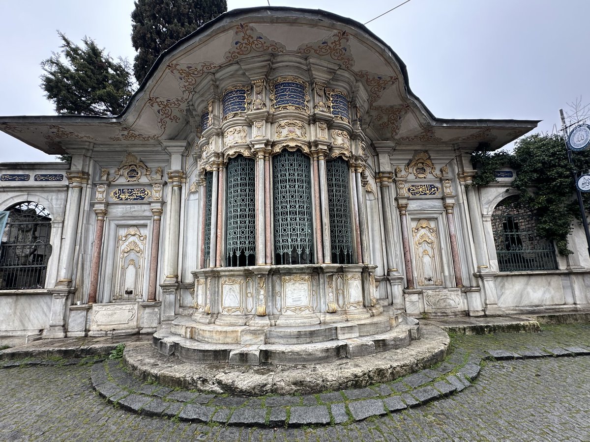 onderkayaistan1's tweet photo. İstanbul’un en güzel sebillerinden biri olan Eyüp Mihrişah Valide Sultan sebili. Kendisi 3. Mustafa’nın eşi ve 3. Selim’in annesidir https://t.co/gPt5ztH27r