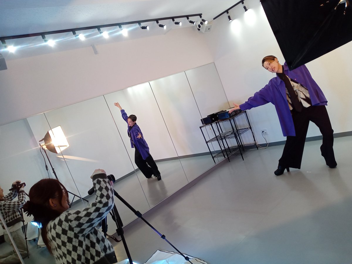 📢⚡におわせポスト第二弾！📢⚡
フライヤ撮影後半戦でした。

におわせ度0🤭あきらかにちあきさん？

におわせ度50🤩撮ってるほうも出演者。劇団大事協旗揚げメンバーにして、満を持しての初出演！

におわせ度100🤫写ってませんが、今回最年少の役者さんは大事協初参戦よ。
→ヒント！🙊元ダム部🙊