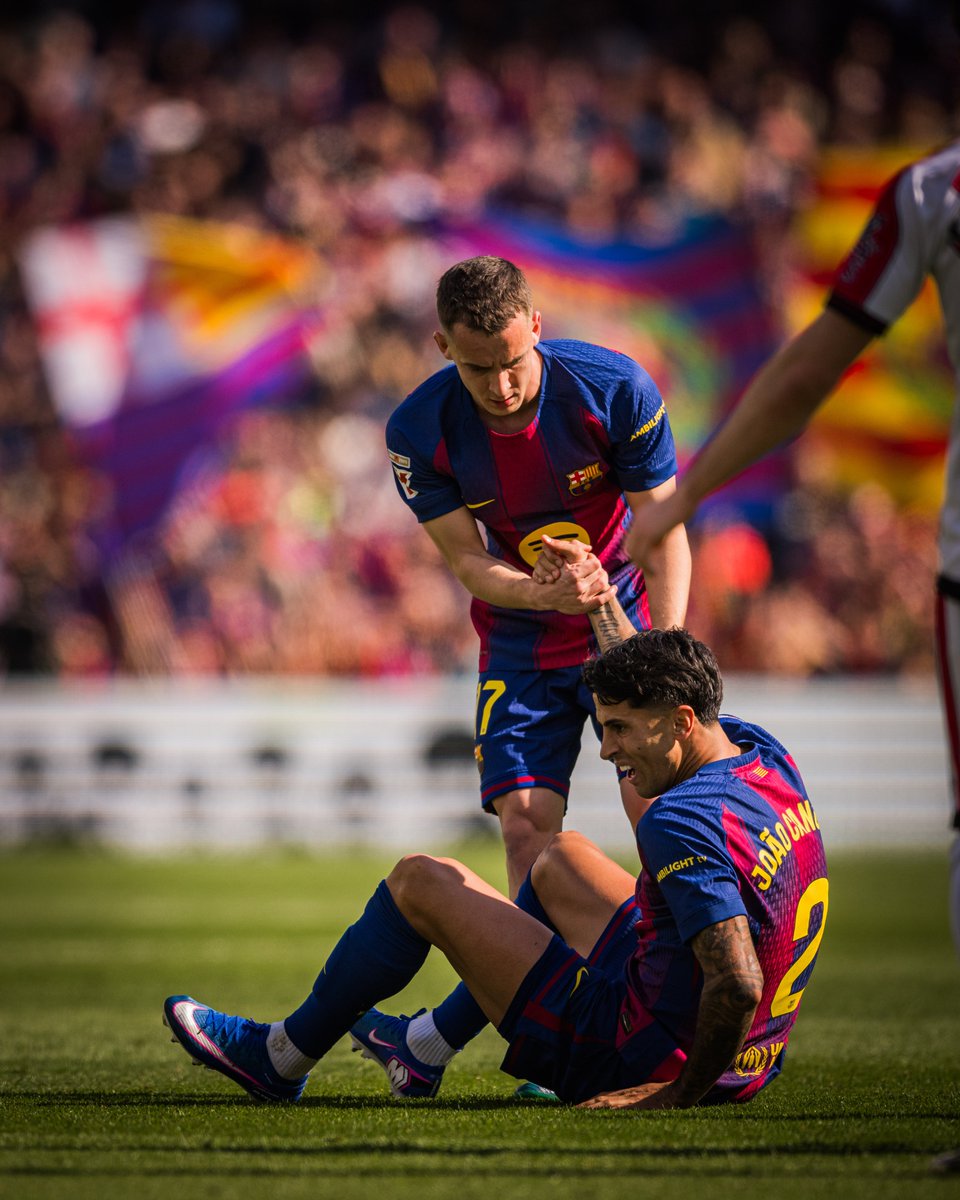 FCBarcelona's tweet photo. If one falls, the other lifts you up. 
This is Barça. https://t.co/PnsND4bdcY