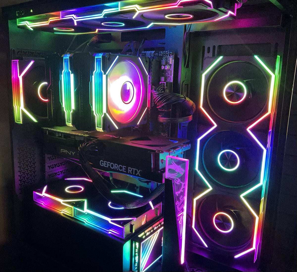 Riku__kunn's tweet photo. ミニタワーケースだとPCの排熱追い付かないからミドルタワーケースと1000w電源に変えたついでにパチンコPCに🤪
虹色はうるさすぎたから赤固定かな…🟥 https://t.co/0XyAJ7rywo