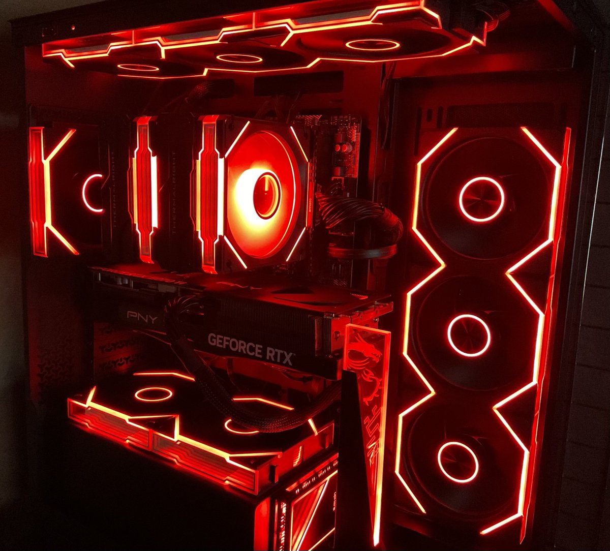 Riku__kunn's tweet photo. ミニタワーケースだとPCの排熱追い付かないからミドルタワーケースと1000w電源に変えたついでにパチンコPCに🤪
虹色はうるさすぎたから赤固定かな…🟥 https://t.co/0XyAJ7rywo