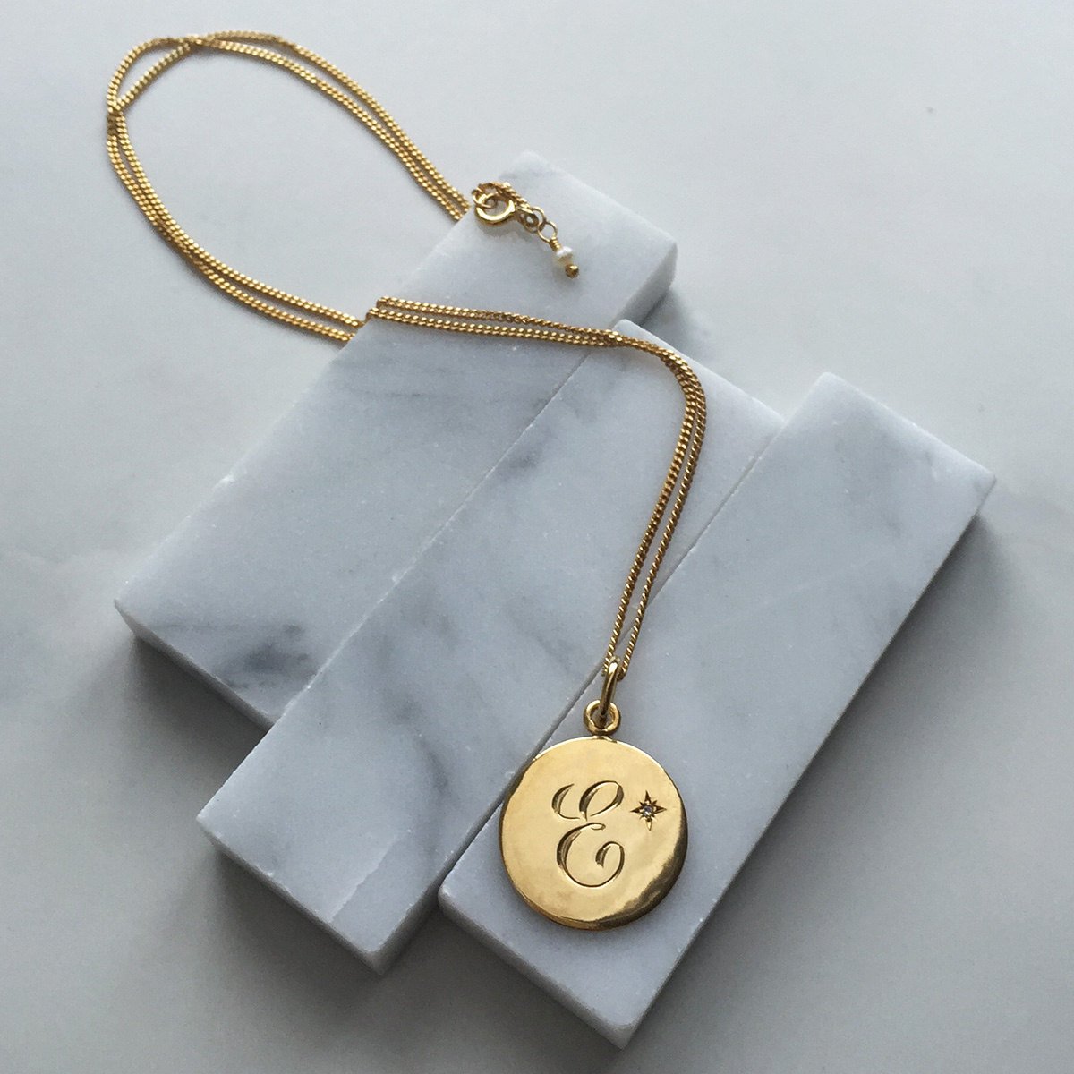 Allbirthstone's tweet image. April babies, this one's for you! Own your strength with our 18ct yellow gold vermeil initial necklace. Pure brilliance, courage and victory around your neck. A true #AprilBirthstoneGift. Carry fortitude and shine bright. #PersonalisedInitialCharm. Absolut allbirthstone.com/April-Birthsto…