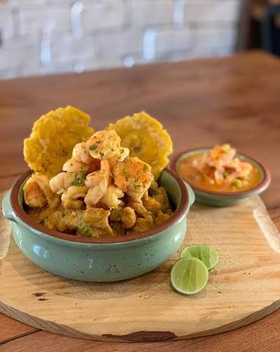 Colonche, plato típico de la provincia de Sta. Elena, su contenido, patacones troceados, salsa de mani , camarones y cilantro, para acompañar rodajas de aguacate 🥑, y un rico ají de tomate de árbol. 
Una mezcla costeña deliciosa de la costa Ecuatoriana 🇪🇨