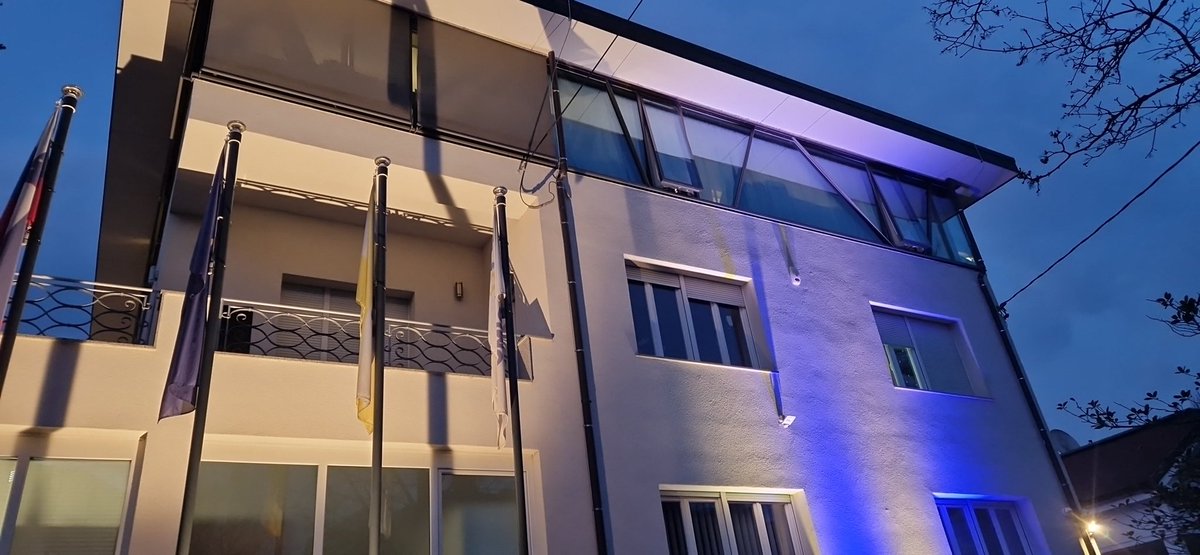 mastenMMC's tweet photo. Volilni stab SDS-a odet v barve stranke in v pricakovanju izidov vzporednih volitev, ki bodo znani ob 19. uri.  @rtvslo https://t.co/BpGcG29ilu