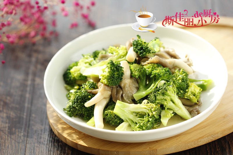 Apfiflin's tweet photo. Stock up fresh greens u0026 pantry staples!  Garlic, rice, eggs—all essentials for quick meals. Grab yours today! https://t.co/cqO5C1ck4T