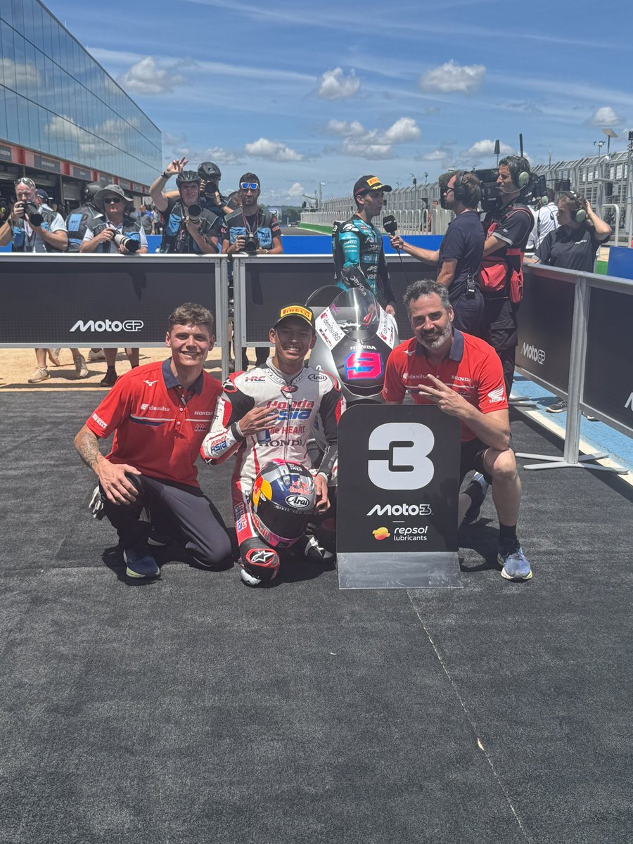 irfanmbappe's tweet photo. Hasil Moto3 MotoGP 2026
Goiana - Brasil 🇧🇷:
1. Maximo Quiles 🇪🇸
2. Marco Morelli 🇦🇷
3. Veda Ega Pratama 🇮🇩
Pertama kali dalam sejarah, pebalap Indonesia berhasil naik podium di MotoGP.
Selamat Veda Ega Pratama 👏👏👍👍🇮🇩🇮🇩🙏🙏
#MotoGP
#BrasilGP
#VedaEga https://t.co/zq3Wg3BTb1