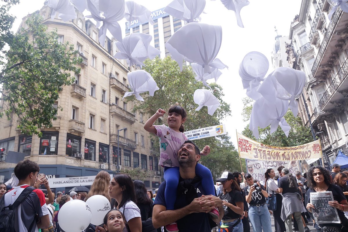 Con voz alta y firme: “Nunca Más”

A 50 años del Golpe Militar, los organismos de Derechos Humanos nos convocan este martes 24 de marzo desde las 14hs en la Plaza de Mayo.

Foto Soledad Quiroga