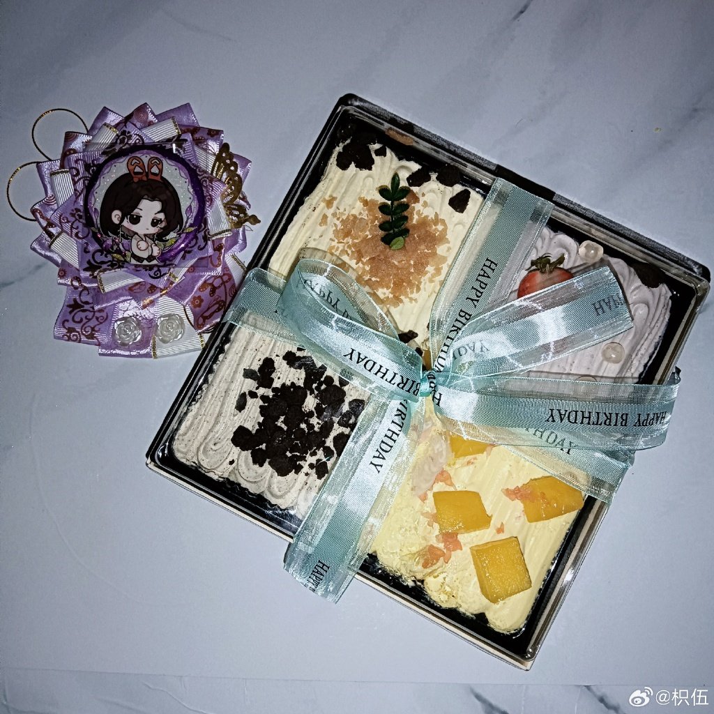 k_malakar's tweet photo. 翻出压箱底的旧物啦 泛黄笔记本藏着青春草稿，妈妈织的围巾还留着暖香，断墨钢笔是当年熬夜的见证～每一件旧物都是时光写的便签，你最近整理出什么惊喜啦？ https://t.co/Hf2LfyvWqG