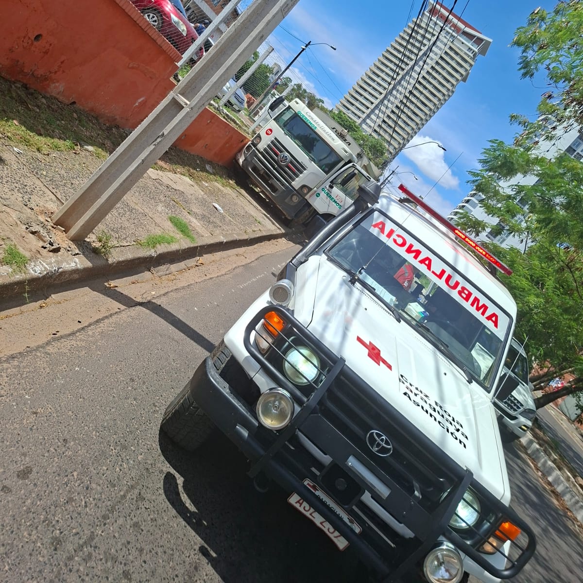 cruzroja_asu's tweet photo. 🚑 Reporte de servicio – Guardia Especial APH | Domingo 22 de marzo

Intervenimos ante incidente de camión recolector de residuos con aparente falla mecánica (sin frenos) - Sma. Trinidad, barrio Mburukuja.

No se registraron heridos. https://t.co/hgzOLHm501