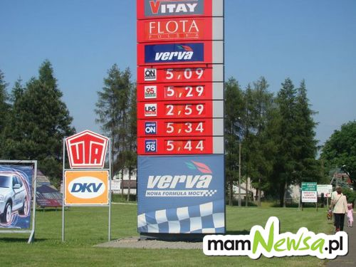 BithubPl's tweet photo. 1) Czy stacje benzynowe okradają klientów? 🥃

Niebawem na stajcach @GrupaORLEN możemy zobaczyć diesla po 9 PLN i wyżej. 

W latach 2011-2014 ceny ropy, podobnie jak dziś wynosiły 110 USD za baryłkę.

Ceny ropy na stacjach wtedy wynosiły w przybliżeniu 5,50 PLN vs ponad 8 PLN obecnie

To nie cena baryłki wzrosła. Koszt wszystkiego "wokół ropy" wzrósł wielokrotnie.

Co się stało z rynkiem paliw w tym okresie? Wyjaśnimy🔽Zapraszamy na krótką rolkę. #ropa