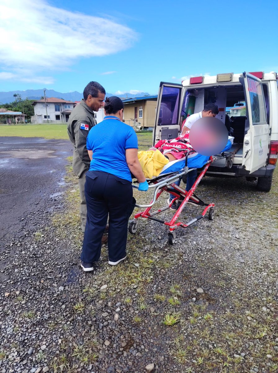 Nuestros Pilotos y paramédicos del #ComandoAéreo, en coordinación con el #CRUEM del @minsapma , realizaron una evacuación aeromédica desde la comunidad de Mayo, en la Comarca Ngäbe Buglé, brindando asistencia oportuna a una ciudadana que requería atención médica especializada.🇵🇦