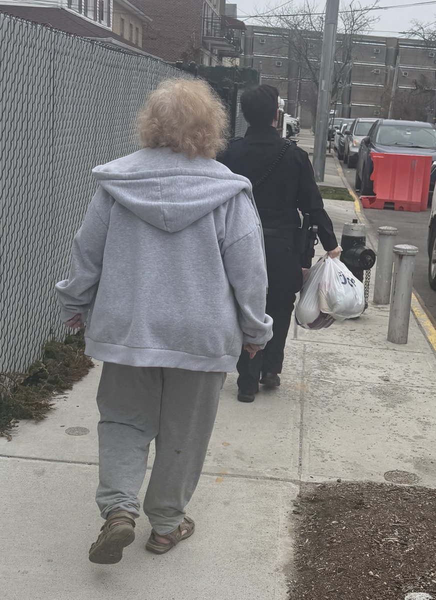 NYPD101Pct's tweet image. We are so proud to support another JCCRP food distribution! Through events like this we can make sure people have access to essential resources.Together we can uplift, serve, and feed families in need, one act of kindness at a time. #CommunityFirst #StrongerTogether #ItsWhatWeDo