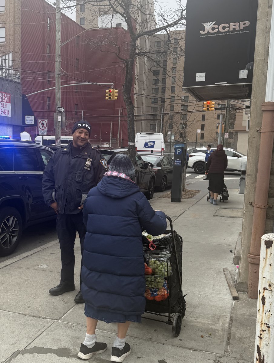 NYPD101Pct's tweet image. We are so proud to support another JCCRP food distribution! Through events like this we can make sure people have access to essential resources.Together we can uplift, serve, and feed families in need, one act of kindness at a time. #CommunityFirst #StrongerTogether #ItsWhatWeDo