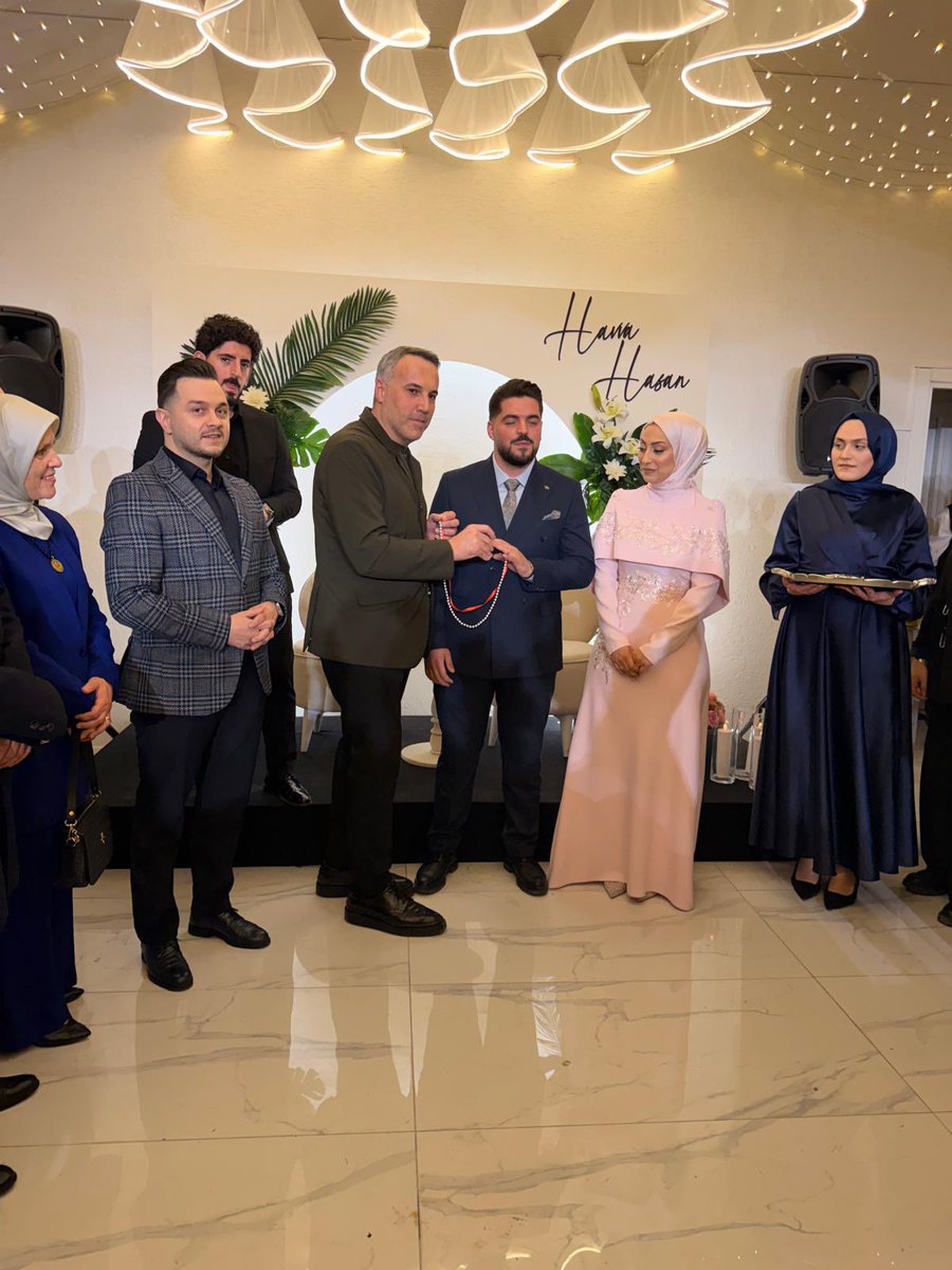 İl Başkanımız Yunus Tever, İlçe Başkanımız Şafak Başoğlu, İl Gençlik Kolları Başkanımız Hüseyin Serdar Akgün ve Kadın Kolları Başkanımız Arzu Akçay ile birlikte; kıymetli Gençlik Kolları Başkanımız Hasan Yayla ile Havva Alev kardeşimizin nişan cemiyetine katılarak bu güzel
