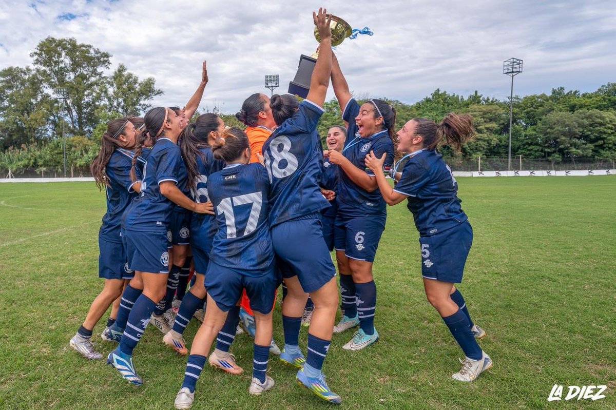 titiazul04's tweet photo. Simplemente las mejores de Argentina , las pibas del femenino Leproso hicieron historia , gracias a los dirigentes ⁦@maurigutivila⁩ y lombardo Martín por darnos la posibilidad de dar una mano con ⁦@Vicky_Cisterna⁩ , y vamos por más !! https://t.co/us5hIHxBKZ