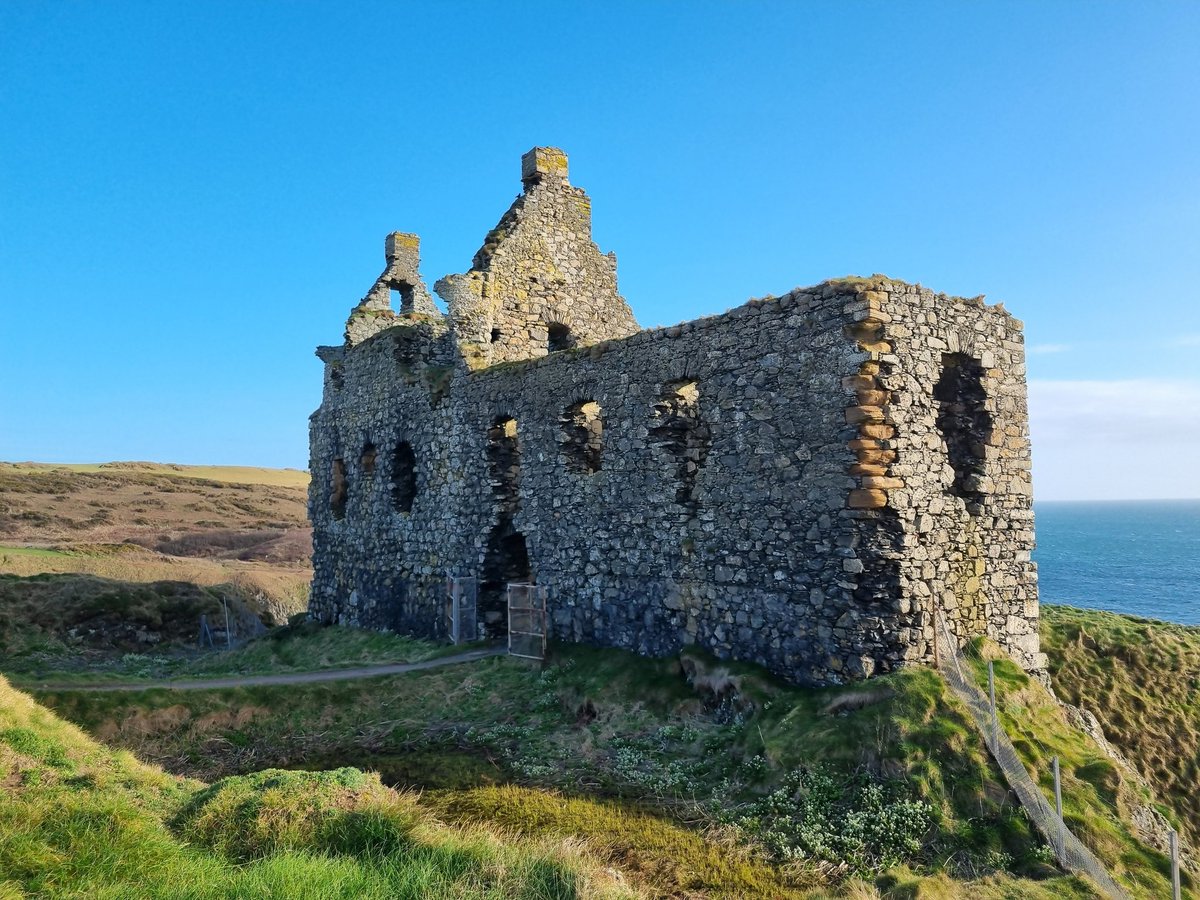 SheilaG17662835's tweet photo. First day of my birthday hols at #Portpatrick in #sunny #scotland . After a visit to Mull of Galloway, which is further south than my home in Cumbria. Went along the #cliffs to Dunskey #castle 1st time I've been able to go inside. Magical. @keswickbootco https://t.co/hGxwKh9JRC