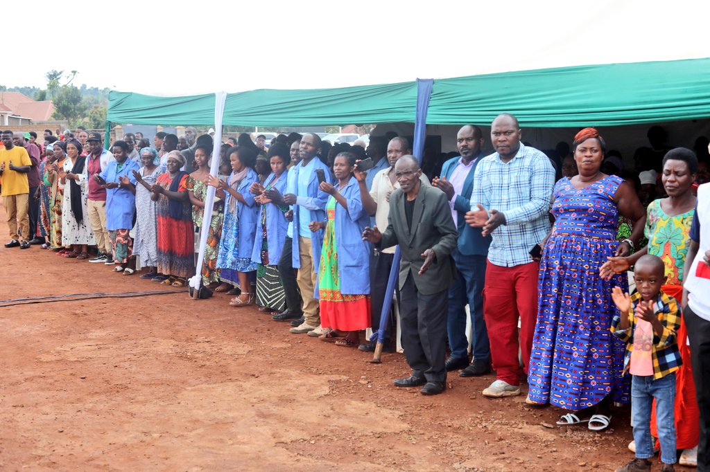 RwamaganaDistr's tweet photo. Uyu munsi mu Karere hizihijwe Umunsi Mpuzamahanga w'amazi. Umuyobozi mukuru ushinzwe amazi n'isukura @RwandaInfra ,uhagarariye Ambasade ya Hungary n'abandi bafatanyabikorwa bifatanyije n'Ubuyobozi bw'Akarere n'abaturage b'Umurenge wa Karenge kuri uyu munsi wahariwe amazi. https://t.co/TYgGc77WG5