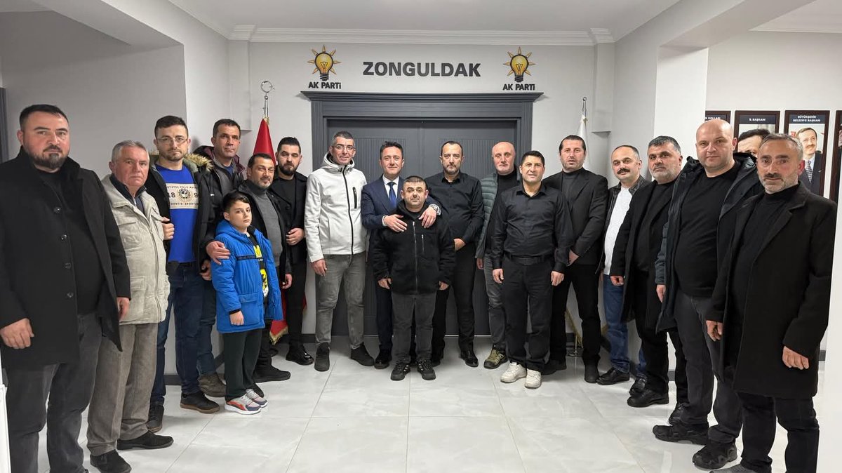 Koroglusezer67's tweet photo. Parti binamızda; İl Başkanımız, kıymetli milletvekillerimiz ve davamıza gönül vermiş teşkilatımızın her kademesindeki yol arkadaşlarımızla bir araya gelerek bayramlaşma programımızı büyük bir coşku, samimiyet ve kardeşlik https://t.co/EniwAR9AHn
