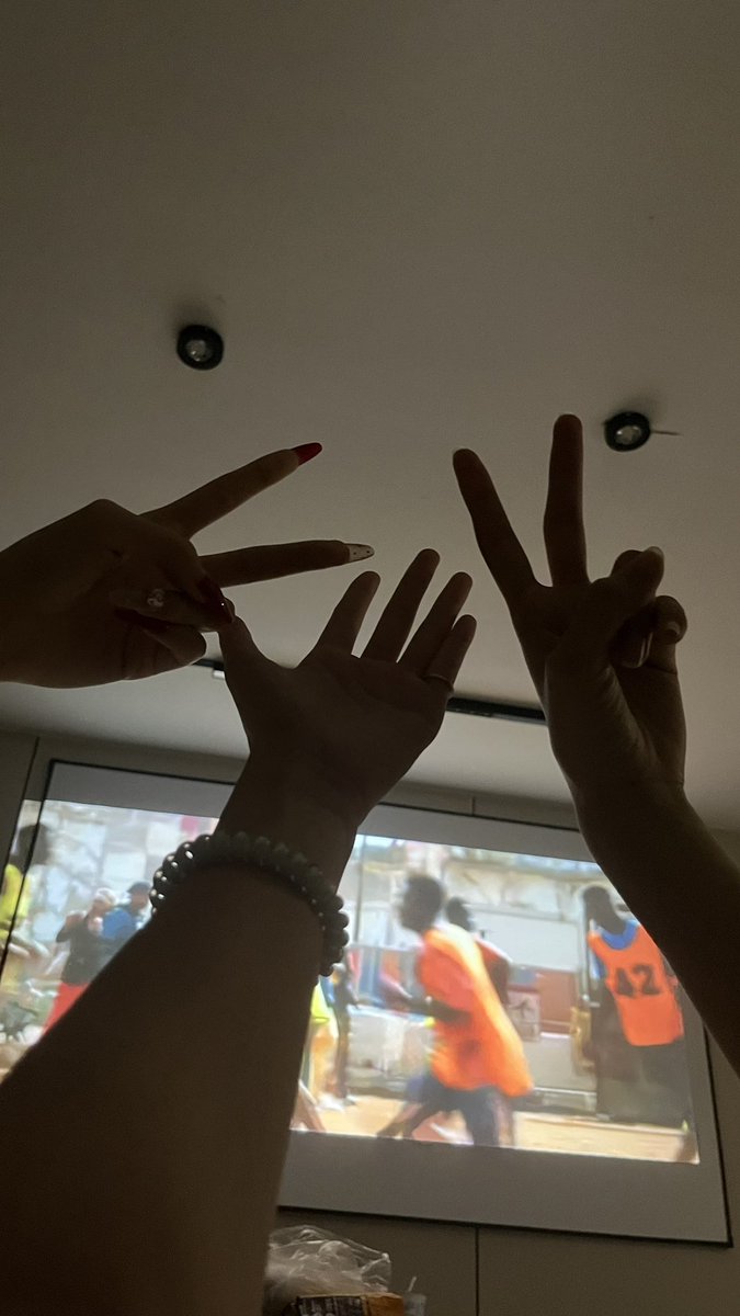 发誓会早睡 tweet media