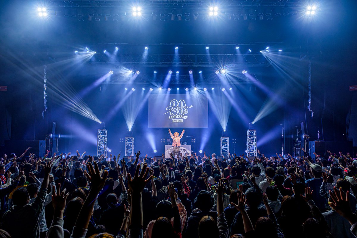 SEAMOjyukucho's tweet photo. 遅くなりましたが今帰宅しました😂本日
20th ANNIVERSARY TOUR追加公演に来てくれた皆さん、本当に本当に本当にありがとうございました🙇20周年イヤーの最後の日。今日2026年の3月22日を僕はけして忘れない。久しぶりのzeppのステージで煌びやかな照明を浴びて、そして仲間達が駆けつけてくれて、空席を除いてほぼ満員の😂SEAMOファン達と楽しみ散らかした3時間🔥37曲歌いましたが🤣みんな笑顔で受け止めてくれました✨️夢のような最高の1日をありがとう🙏今日来れなくても、20周年イヤーで僕の音楽やライブで出会ってくれた皆さんも本当にありがとう！SEAMOはまだまだバリバリ現役です🎤日付が変わって21周年となりましたが、ここからもう一度夢の舞台を目指して這い上がって行きます！いつでも会える😂SEAMOをこれからも宜しくお願いします🙇　Photo by @Sugi_Yu7
