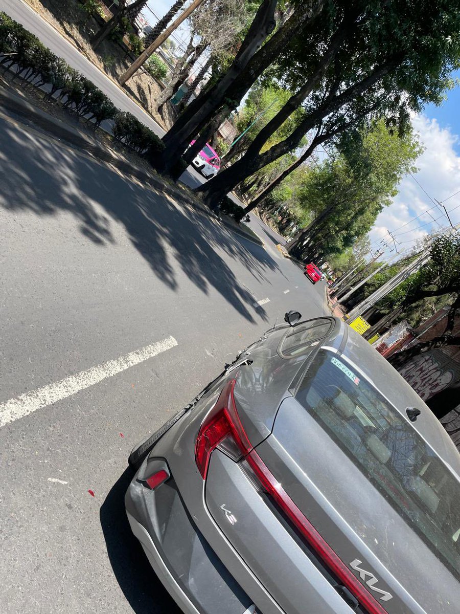 chapatoi's tweet photo. @XochimilcoAl @TodoenXochi @Xochimilco_MX @En_Xochimilco @SSC_CDMX @Dfxochi 
Cuando irán a quitar el coche Kia placas NDA-278-A que está en Guadalupe I Ramírez pasando La Noria rumbo a periférico? Lleva (al menos) desde el viernes 20 y genera muchísimo tráfico en la zona https://t.co/CrLZvhMpAZ