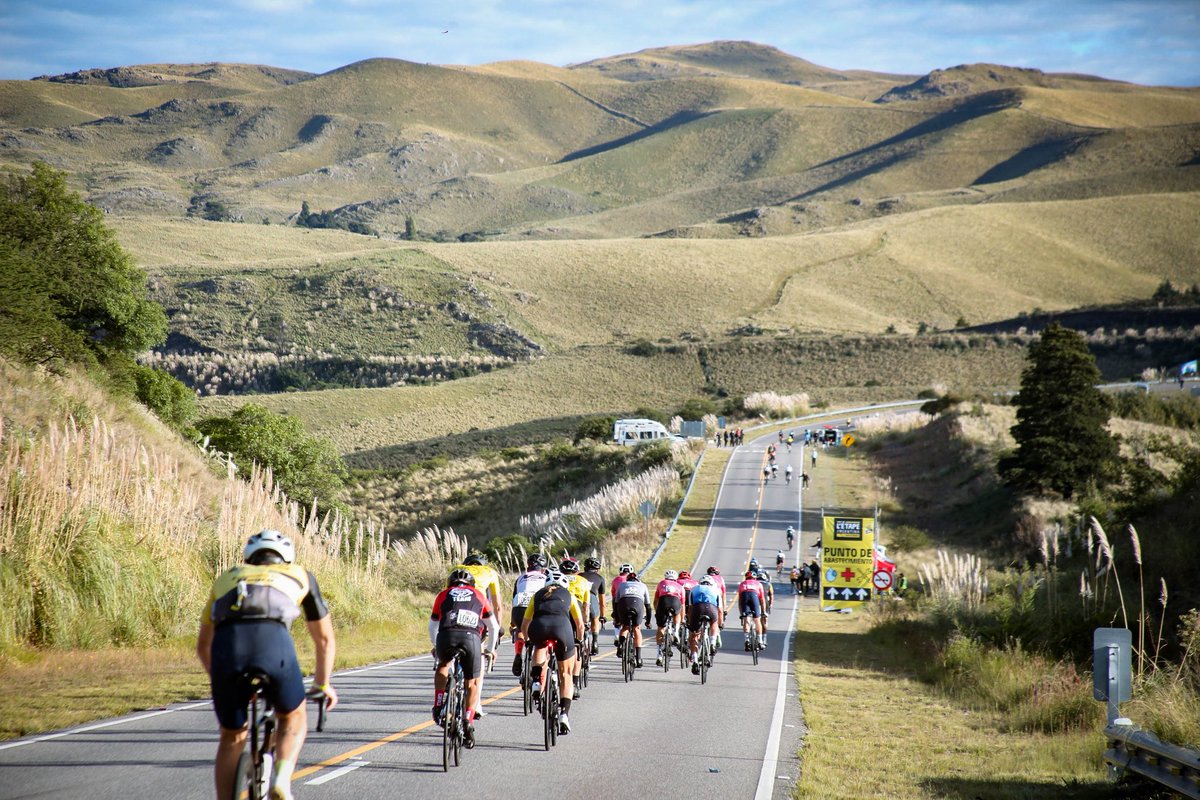 miguelsiciliano's tweet photo. ¡Córdoba, sos hermosa!

Ver a los más de 2.500 ciclistas que participaron de L’Etape Argentina by Tour de France recorriendo nuestras rutas y paisajes, con representantes de 15 países y de cada rincón de la Argentina, no es solo la alegría de ver una competencia, sino de ver a Córdoba mostrándose al mundo.

Este tipo de eventos nos llenan de orgullo, al mismo tiempo que generan movimiento económico, trabajo y oportunidades para muchísimos cordobeses.

Cuando el sector público y privado empujan para el mismo lado, pasan estas cosas: Córdoba crece, se mueve y se proyecta cada vez más lejos.

#LÉtapeArgentina #Ciclismo #HacerParaCrecer