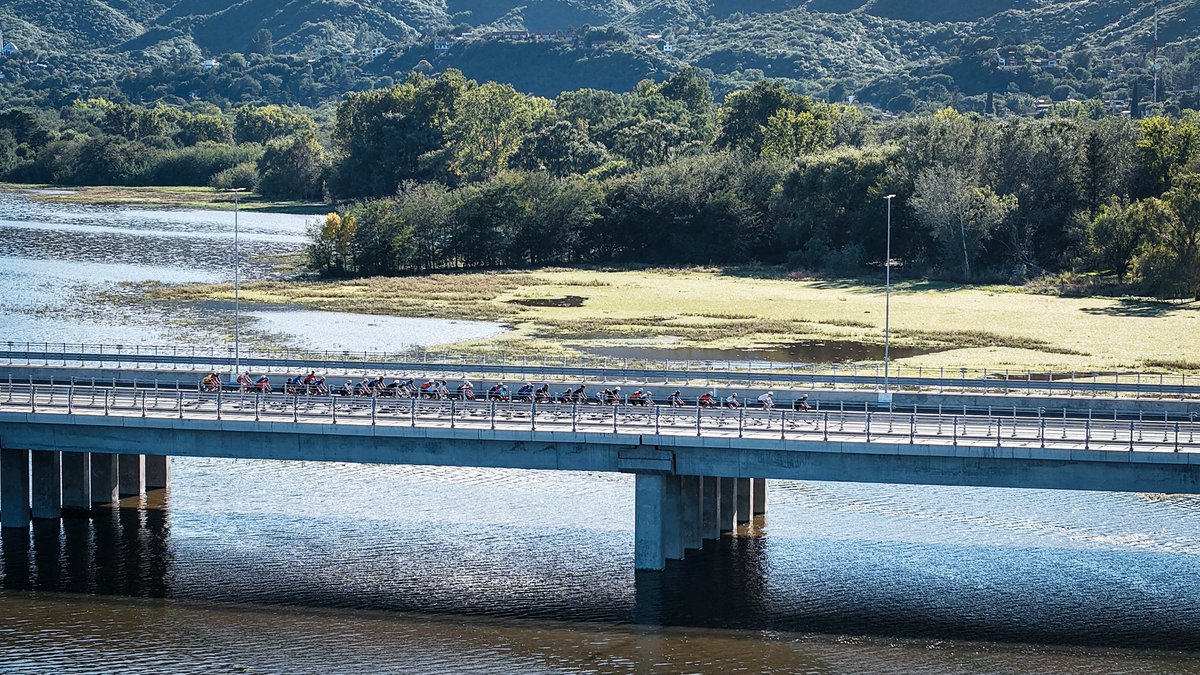 miguelsiciliano's tweet photo. ¡Córdoba, sos hermosa!

Ver a los más de 2.500 ciclistas que participaron de L’Etape Argentina by Tour de France recorriendo nuestras rutas y paisajes, con representantes de 15 países y de cada rincón de la Argentina, no es solo la alegría de ver una competencia, sino de ver a Córdoba mostrándose al mundo.

Este tipo de eventos nos llenan de orgullo, al mismo tiempo que generan movimiento económico, trabajo y oportunidades para muchísimos cordobeses.

Cuando el sector público y privado empujan para el mismo lado, pasan estas cosas: Córdoba crece, se mueve y se proyecta cada vez más lejos.

#LÉtapeArgentina #Ciclismo #HacerParaCrecer