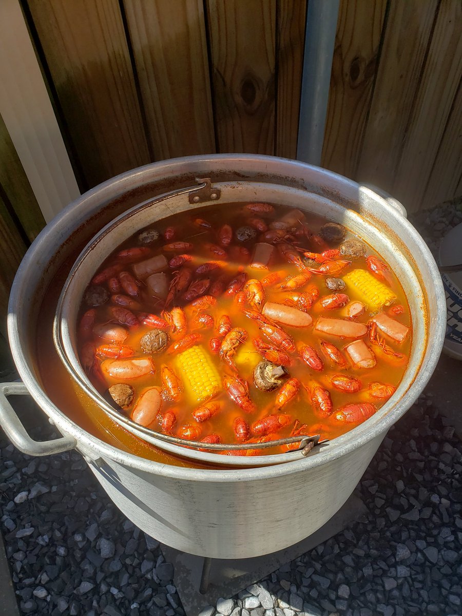 yankeewoman's tweet photo. We had a crawfish boil yesterday, and it turned out really good !!  😀💙 https://t.co/qrRZkU1jEE