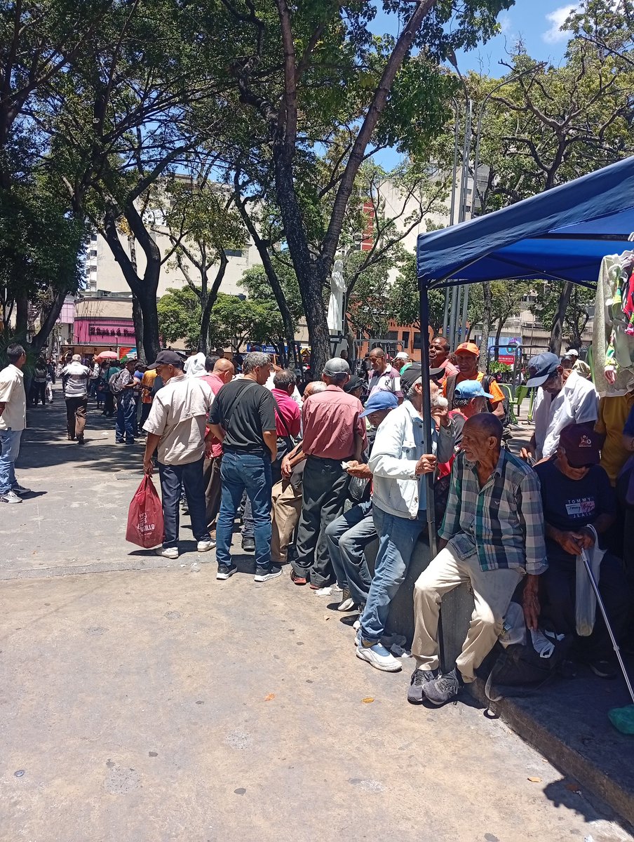*DESAYUNO PARÁ ADULTOS MAYORES*
Hoy domingo en la Plaza Candelaria gran cola para recibir un pancito y un vasito con avena*
*EL PAÍS SE ESTÁ ARREGLANDO*
