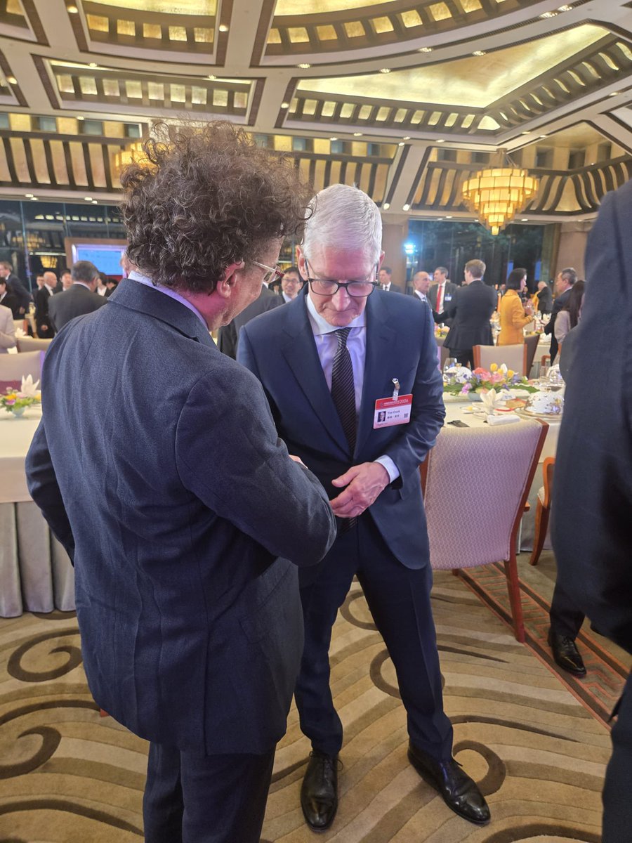 michele_geraci's tweet photo. Al ricevimento serale del #ChinaDevelopmentForum presenti tanto CEO di grandi aziende cinesi ed internazionali
Con Tim Cook abbiamo discusso del progetto Geraci-Sachs e ho chiesto la sua visione sui futuri sviluppi tecnologici, dalla AI all’integrazione cellulari-auto elettriche