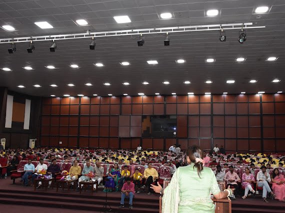 SumanSharmaBJP's tweet photo. आज सेंट्रल यूनिवर्सिटी में विश्व जल दिवस और बिहार दिवस कार्यक्रम मे हिस्सा लिया साथ ही कुलगुरु डॉ आनंद भाले जी का विशेष आभार . उनके निर्देशन मे यूनिवर्सिटी का चौमुखी विकाश हो रहा है @ dr anand bhale rao https://t.co/SlDfyCa9Zb