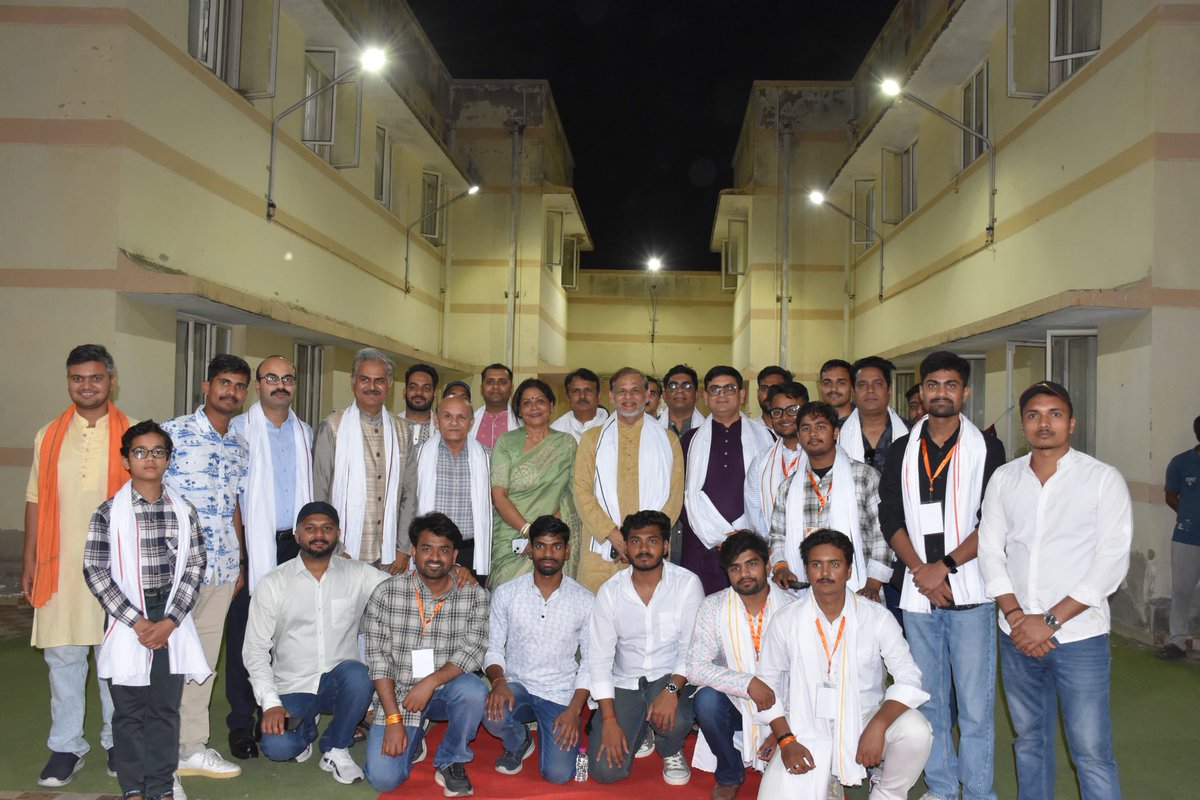CURajasthan's tweet photo. राजस्थान केंद्रीय विश्वविद्यालय में माननीय कुलपति प्रो. आनंद भालेराव जी की गरिमामयी उपस्थिति में "बिहार दिवस उत्सव" एवं "विश्व जल दिवस" का आयोजन भव्य, दिव्य और उत्साहपूर्ण वातावरण में संयुक्त रूप से संपन्न हुआ।
इस विशेष अवसर पर राजस्थान महिला आयोग की पूर्व अध्यक्ष सुमन शर्मा भी उपस्थित रहीं।
@AnandBhalerao10 @jayantrld @dpradhanbjp @DrSukantaBJP