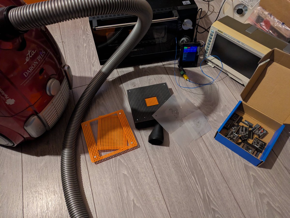 7_tech_net's tweet photo. Bude to tentokráte vtipné - ssebou vysavač, troubu na pizzu, EasyTermy s moduly a 3D vytisknutou vychytávku pro tisk pasty.  Aneb demonstrace levného (avšak vychytaného!) pájení přetavením, EasyTerm Python interpreteru, modulů  a dalších novinek v jednom příkladu použití😀 https://t.co/C5dbfe4852