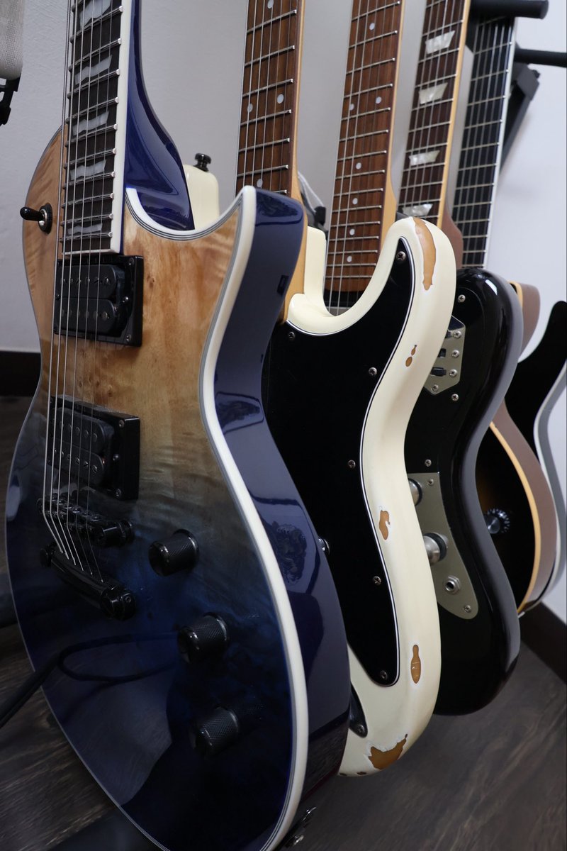 ALDOCORTESC's tweet photo. Todo lo que necesito para hechar volar la mente.

Texturas, colores y feelings diferentes; todos necesarios.

Amor eterno por las guitarras.🎸❤️‍🔥

#espguitars #fenderjaguar #squierstratocaster #gibsonlespaul #jacksonguitars https://t.co/52UzhrKqq4