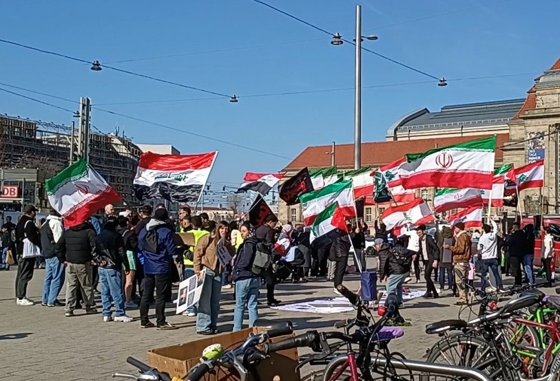 jamesholdenOG's tweet photo. An der heutigen Kundgebung des pro-iranischen Netzwerks in Deutschland vor dem Hauptbahnhof #Leipzig haben sich rund 40 Personen beteiligt.
Die Teilnahme von Mitgliedern der KO & FKO belegt, daß das Terrorregime gezielt autoritäre K-Gruppen anspricht & für sich einspannt.
#le2203 https://t.co/g1jEtKmCmI