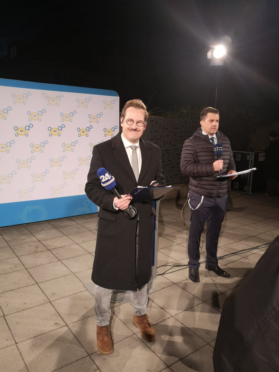 'Prvobrk' komercialne televizije <a href="/AnzeBozic/">Anže Božič</a> se bo oglašal v živo za <a href="/24UR/">24UR</a> s sedeža stranke <a href="/strankaSDS/">SDS</a> <a href="/24ur_com/">24ur.com</a>