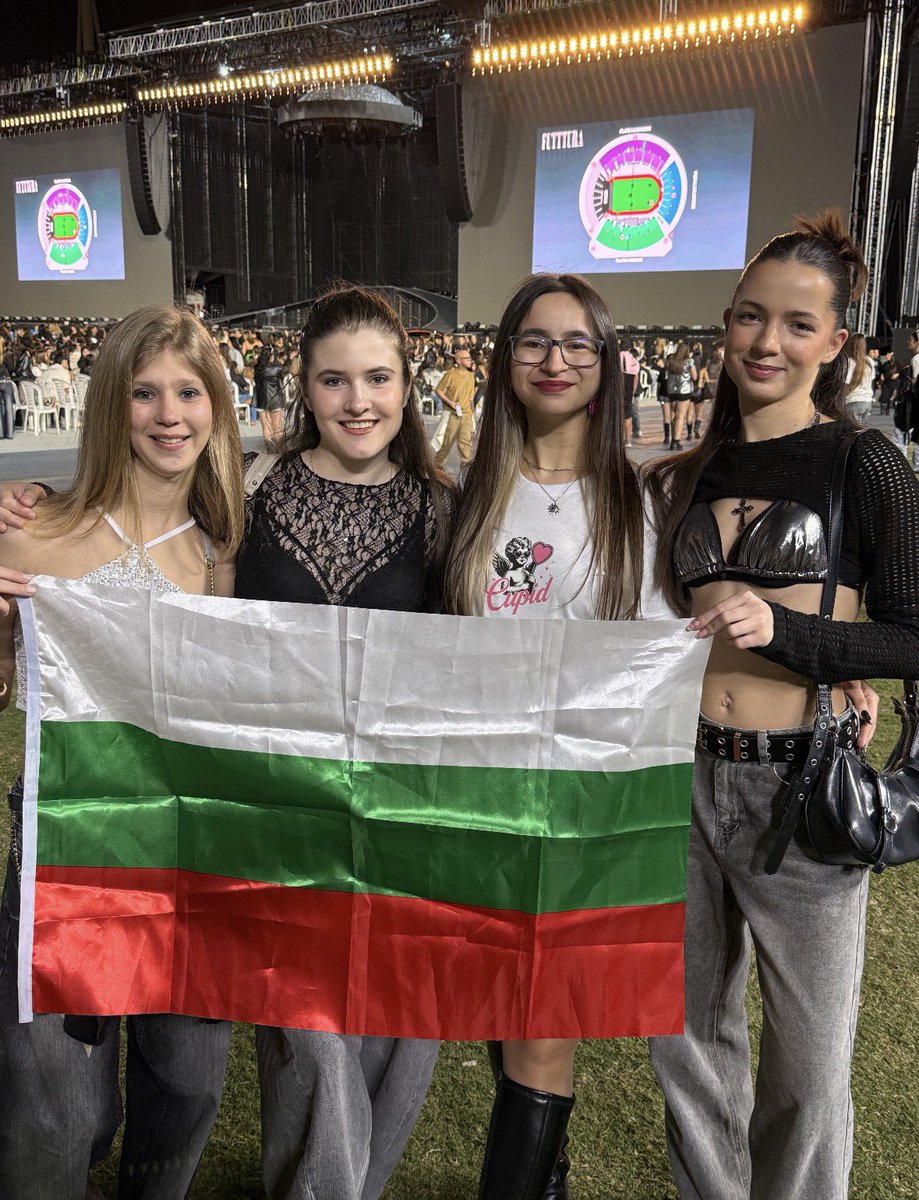 bulgariatinita's tweet photo. 12 000km para vivir esta experiencia increíble y festejando el cumple de la reina  #FUTTTURA 
gracias por la dos noche tini https://t.co/W80OLdY0Uj