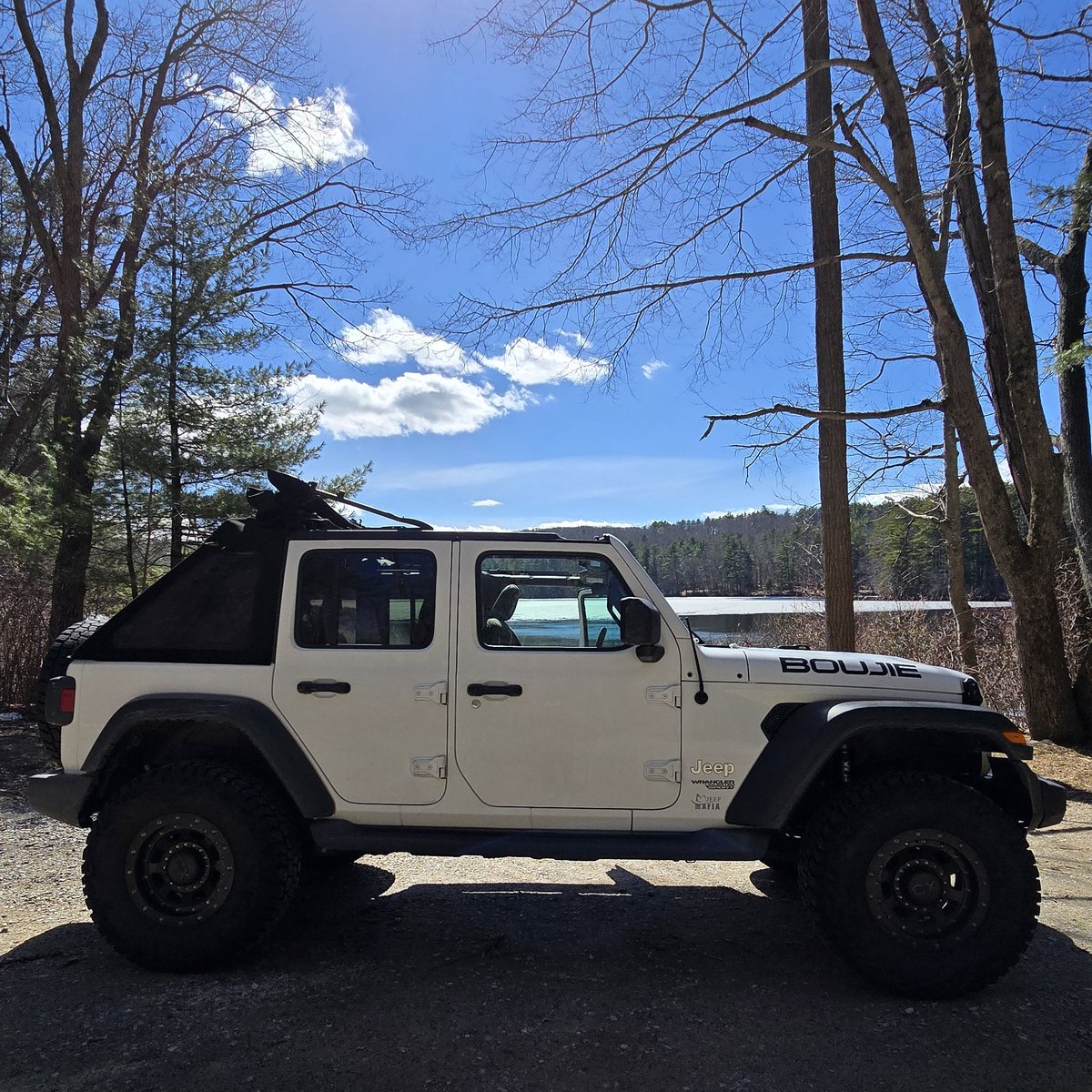 becky2175's tweet image. Hope everyone's enjoying Spring so far! #jeepwave ✌️