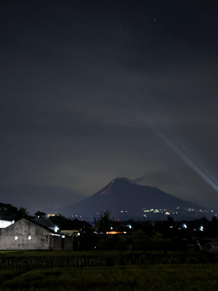 eerrzet's tweet photo. @merapi_uncover lagi nongkrong kaget tbtb ada merah dari arah merapi, emangsuka gini? https://t.co/sCLJPGvcxj