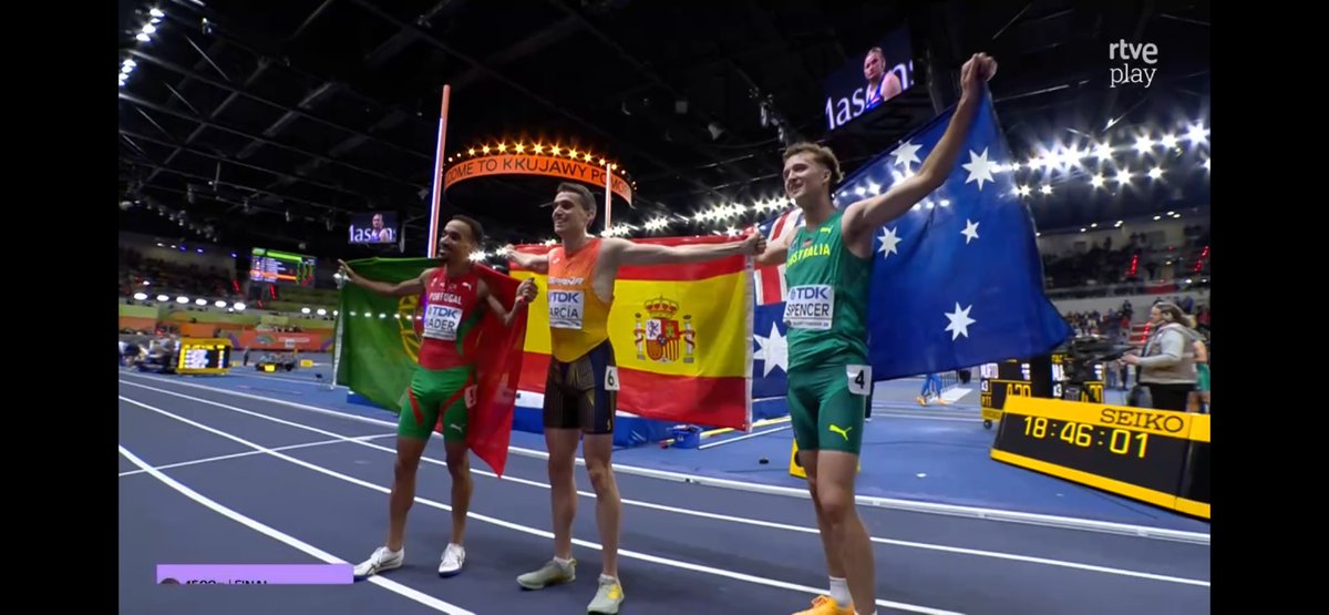 PipeOlimpico's tweet photo. #Atletismo #MundialIndoor 🇵🇱 

¡🥇CAMPEÓN DEL MUNDOOO🥇!

1500m 🚹
Mariano García 🇪🇸 domina la carrera desde el principio y gana magistralmente el oro. Se puso primero y nadie pudo adelantarle.
Carlos Sáez 8º

¡Hace historia al ser el 1º en ganar Mundial Indoor en 800m y 1500m! https://t.co/sOT5KfRTl2