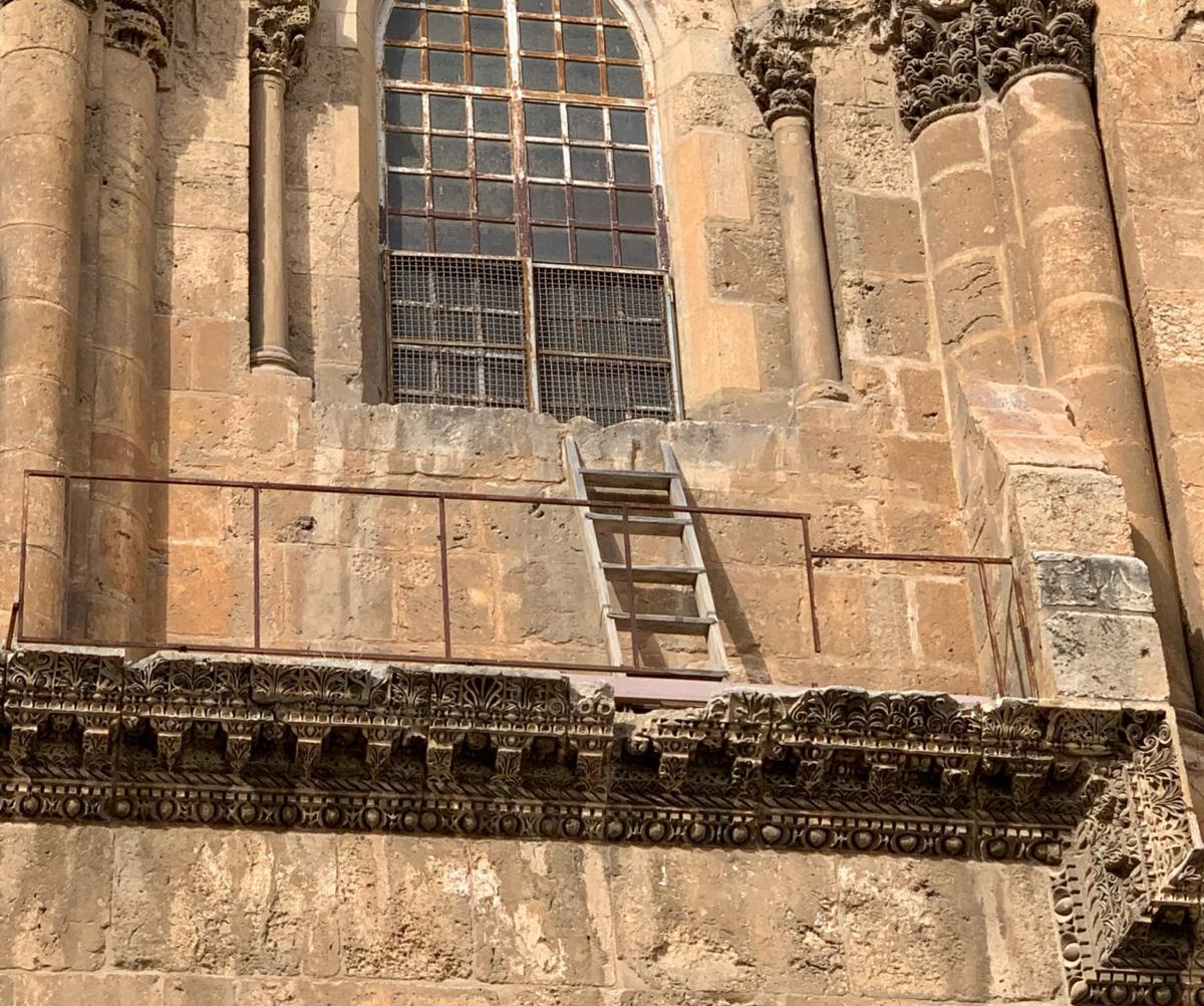 ¿Sabías que en el lugar más sagrado de la cristiandad estalló una sangrienta pelea a puñetazos entre monjes solo porque alguien movió una silla? Este absurdo nivel de odio explica por qué en Jerusalén hay una escalera de madera que nadie puede tocar. Tira del hilo 🧵👇🏽👇🏽👇🏽