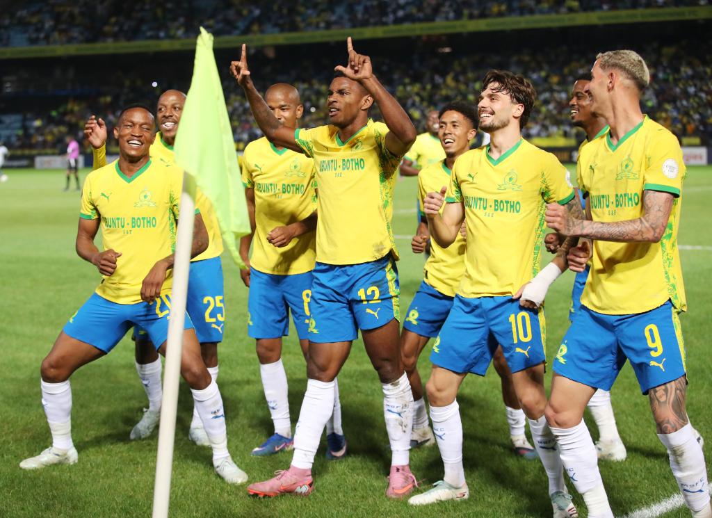 𝗗𝗢𝗪𝗡𝗦 𝗟𝗢𝗦𝗘 𝗕𝗨𝗧 𝗜𝗡𝗧𝗢 𝗦𝗘𝗠𝗜𝗦 

Mamelodi Sundowns qualified for the semi-finals of the CAF Champions League after beating Stade Malien 3-2 on aggregate.

Masandawana's 3-0 first-leg win secured their ticket despite a 2-0 defeat in Bamako on Sunday.