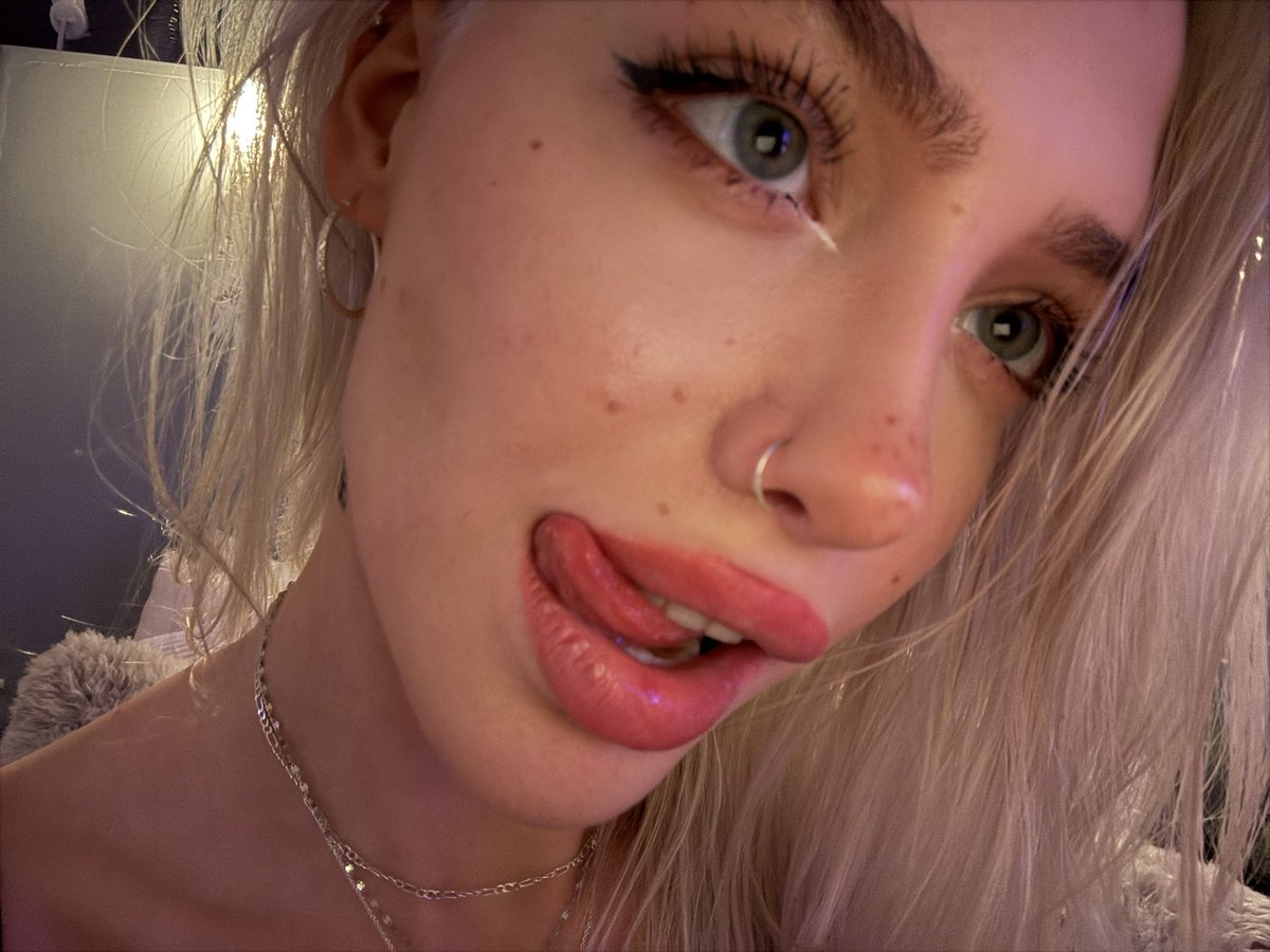 Its  Sunday~♡

You have been finally free to goon all day~♡

You rub, you pump~♡

Edging all day, making your mind empty for Mommy~♡

Mwahhh 💋 

I know you wanna finally give in~♡

I can see you lurking and liking~♡

Do the final step hottie~♡

Let all that pride and DM