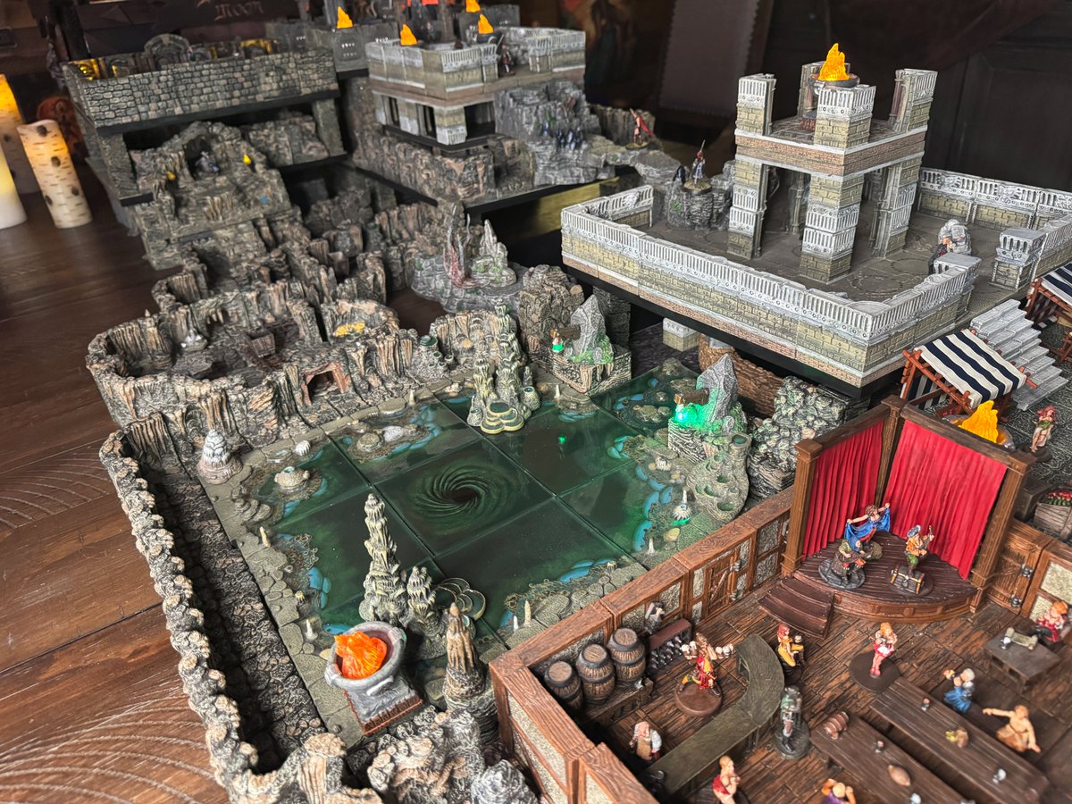 LaughingMoonRPG's tweet image. This build took several hours to put together, but we ended up using it for three long sessions and really got to dig in. Tearing it down took equally long. Worth it? Absolutely. #laughingmoonrpg #dwarvenforge