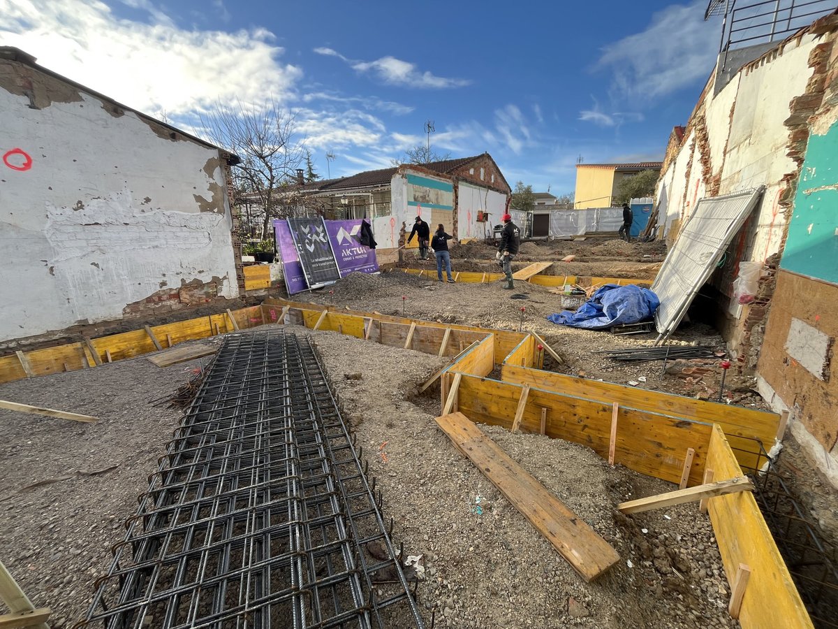 Primera fase de la construcción de una vivienda unifamiliar en #Abetxuko, Vitoria-Gasteiz. Un proyecto orientado a la eficiencia energética con aerotermia y aislamiento mejorado en toda la envolvente. Seguiremos mostrando su evolución. 
aktuarehabilitacion.com

#VitoriaGasteiz