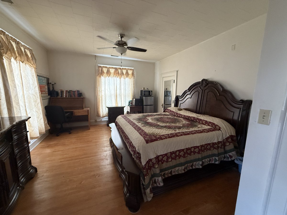 Zillow Gone Wild 🏡 tweet media